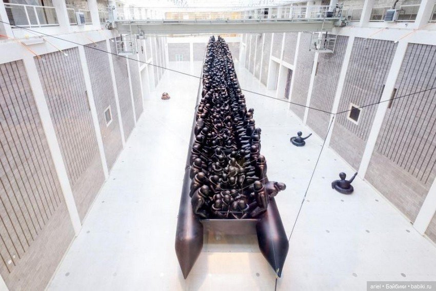 Скульптура китайского художника Ай Вэйвэя (Ai Weiwei) «Law of the Journey», 2017 (фото 9)