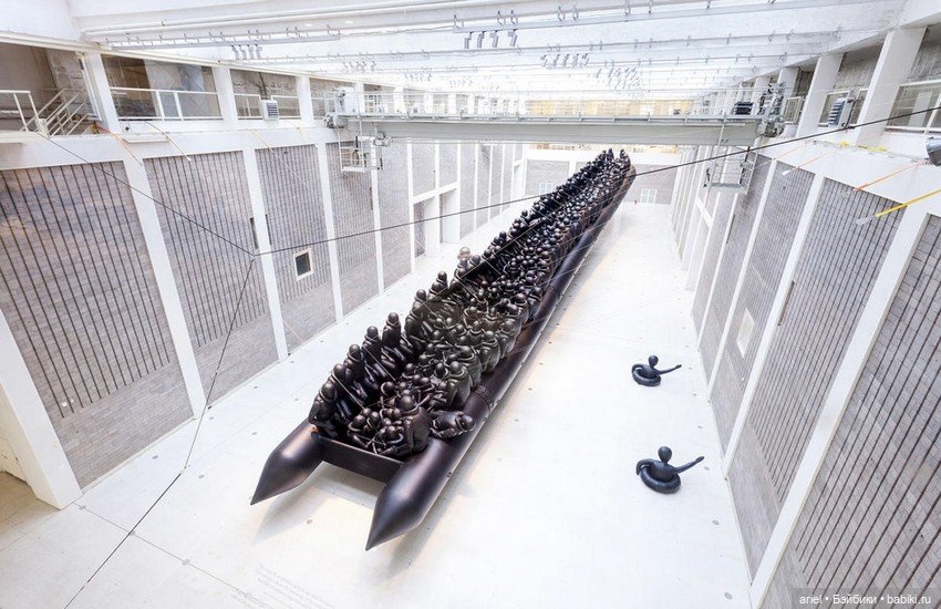 Скульптура китайского художника Ай Вэйвэя (Ai Weiwei) «Law of the Journey», 2017 (фото 7)