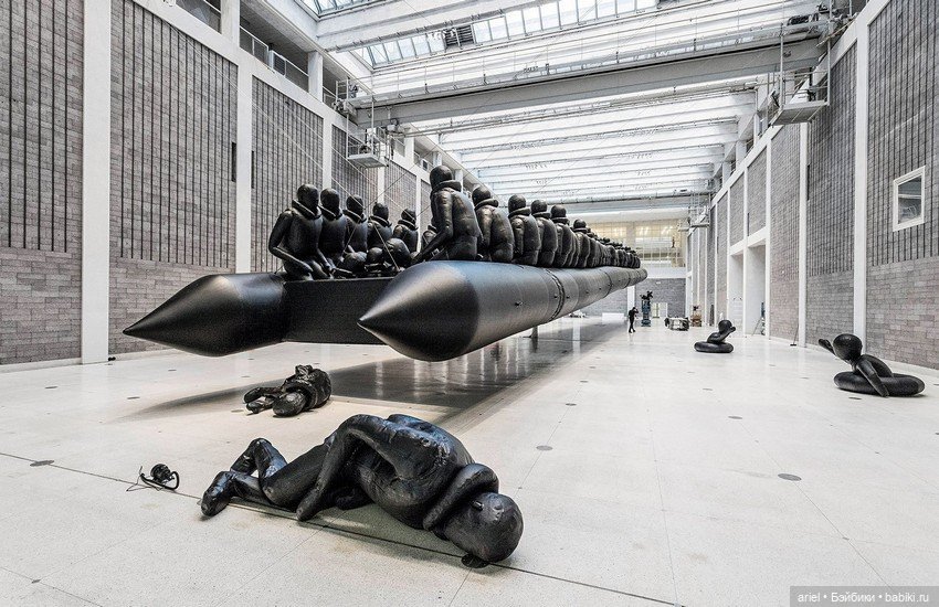 Скульптура китайского художника Ай Вэйвэя (Ai Weiwei) «Law of the Journey», 2017 (фото 8)