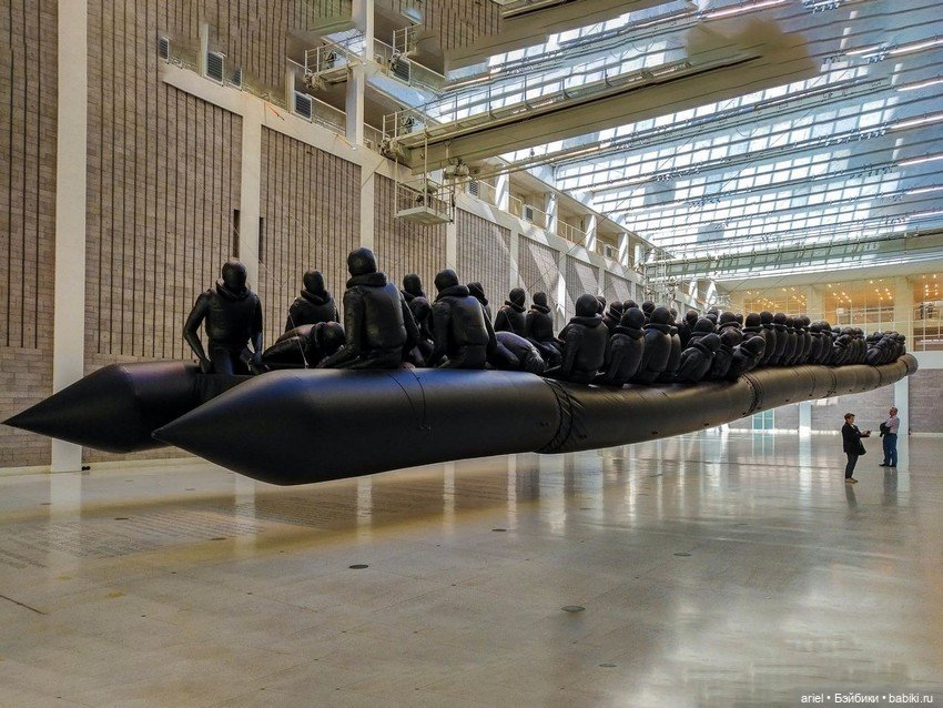 Скульптура китайского художника Ай Вэйвэя (Ai Weiwei) «Law of the Journey», 2017 (фото 5)