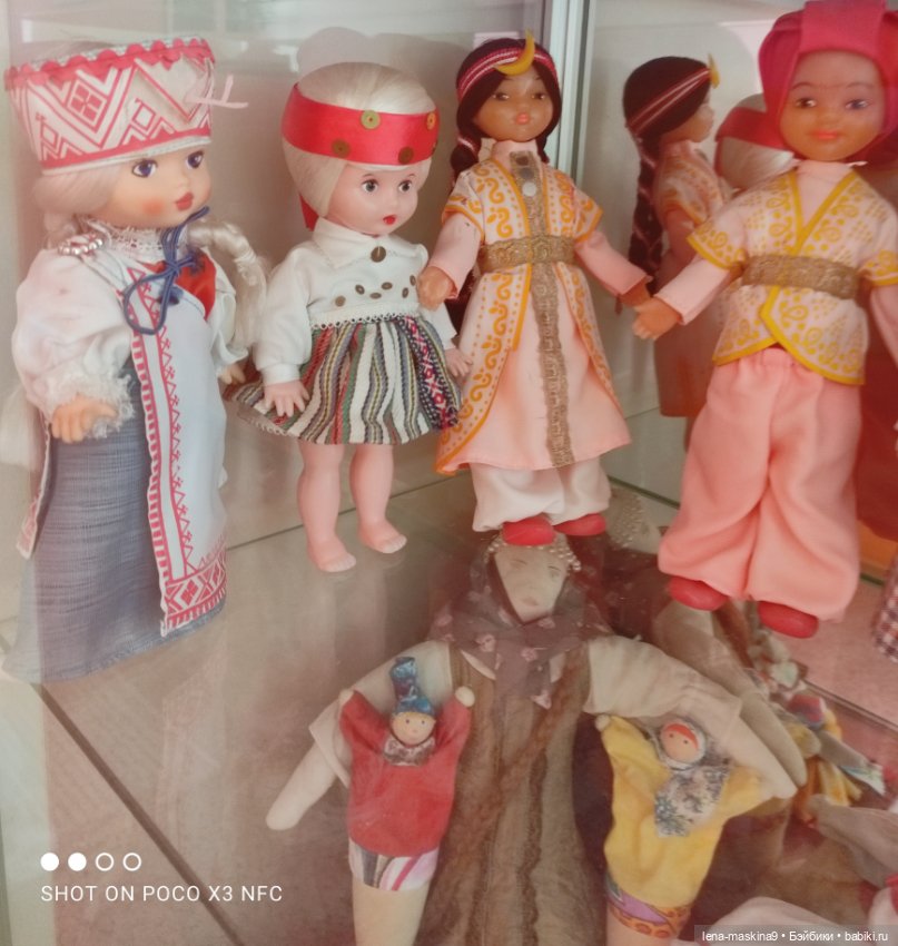 Витрина с куклами СССР — Игрушки СССР и советского детства: резиновые