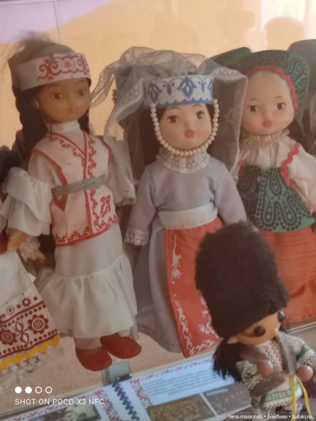 Витрина с куклами СССР — Игрушки СССР и советского детства: резиновые