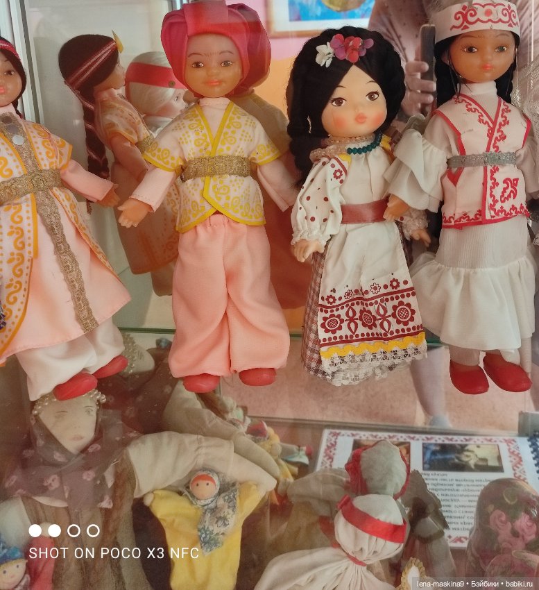 Витрина с куклами СССР — Игрушки СССР и советского детства: резиновые