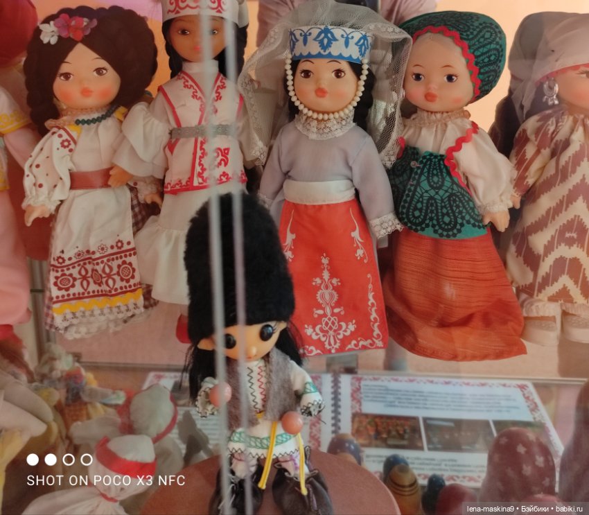 Витрина с куклами СССР — Игрушки СССР и советского детства: резиновые