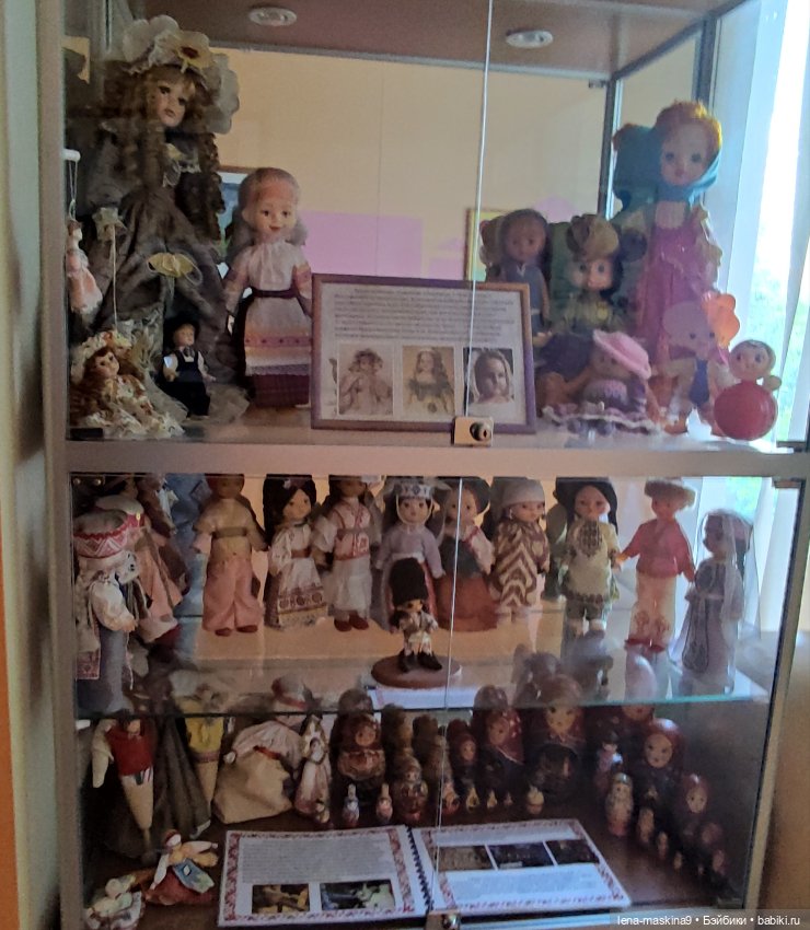 Витрина с куклами СССР — Игрушки СССР и советского детства: резиновые