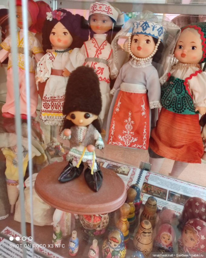 Витрина с куклами СССР — Игрушки СССР и советского детства: резиновые