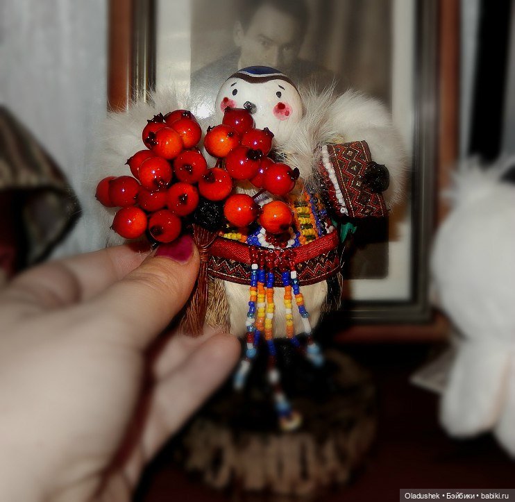 Одна из любимых куколок моей работы - "Птичка-Синичка" Материал: дерево, бисер