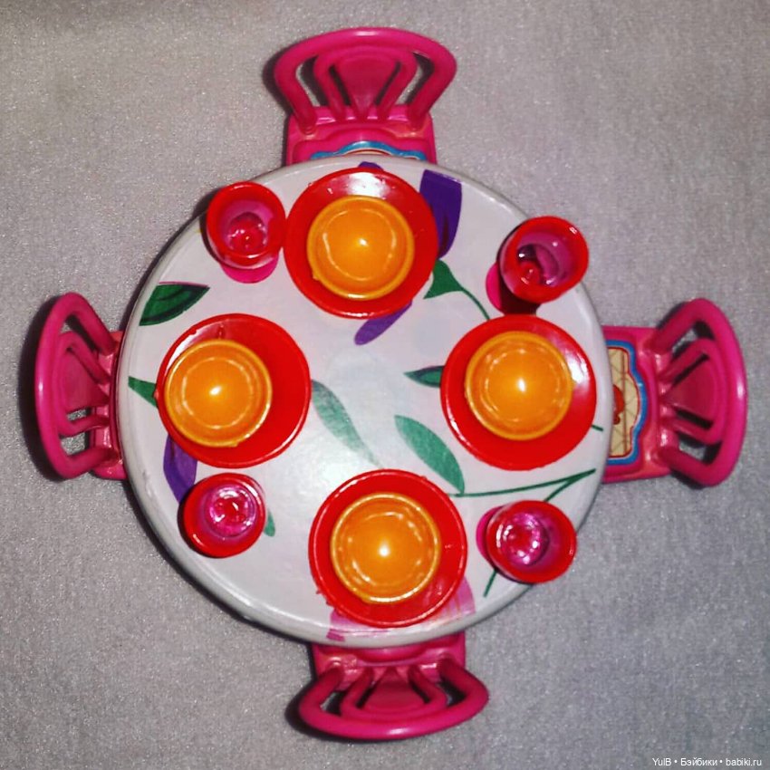 ...Маленькая мебель с большими фужерами