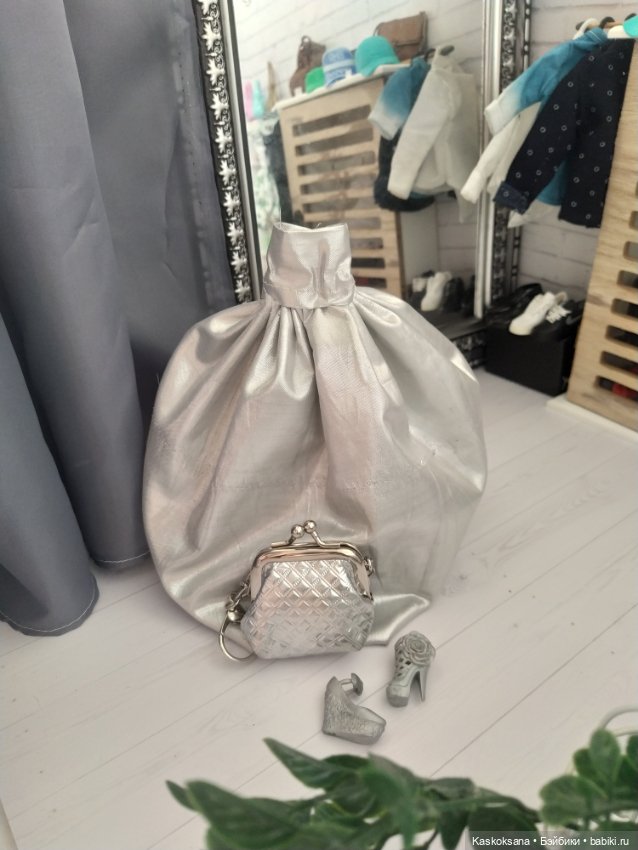 Город N: серебристый день в магазинчике Looks