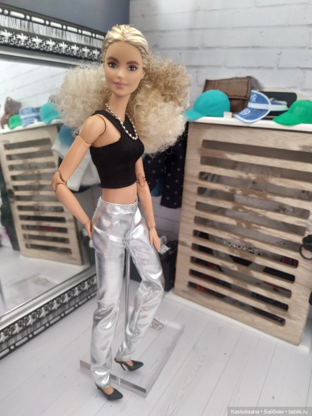 Город N: серебристый день в магазинчике Looks