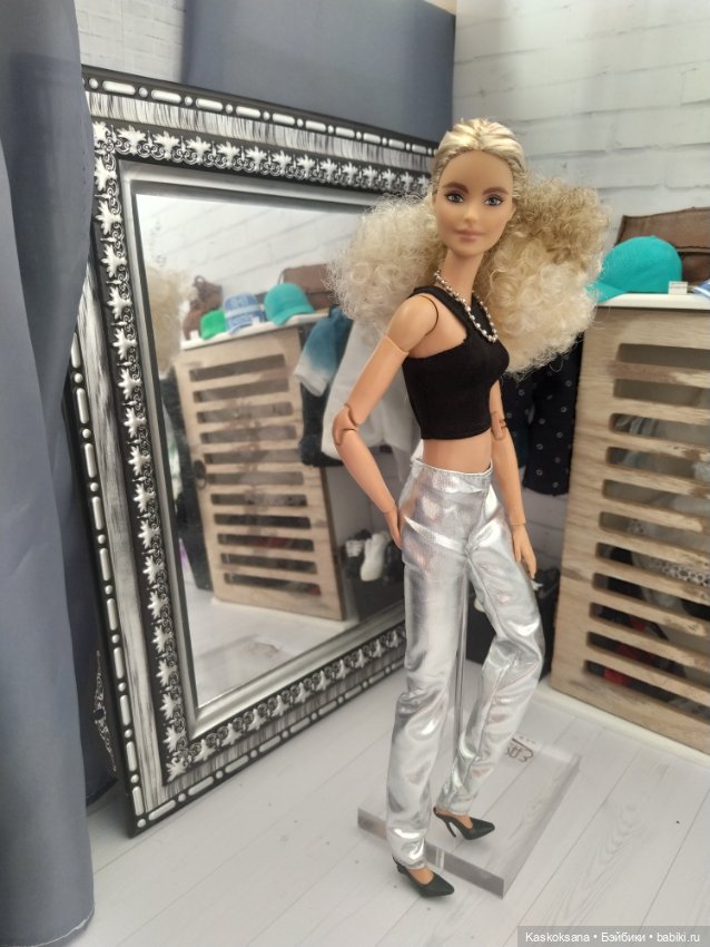 Город N: серебристый день в магазинчике Looks