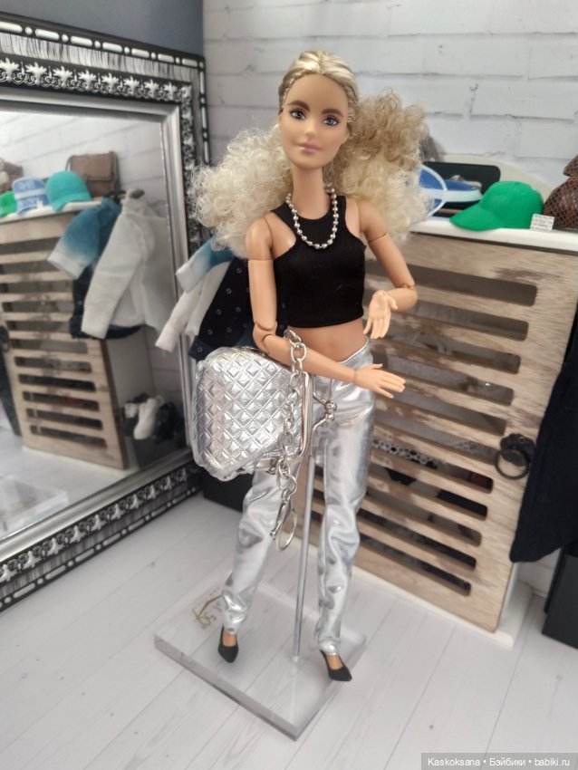 Город N: серебристый день в магазинчике Looks