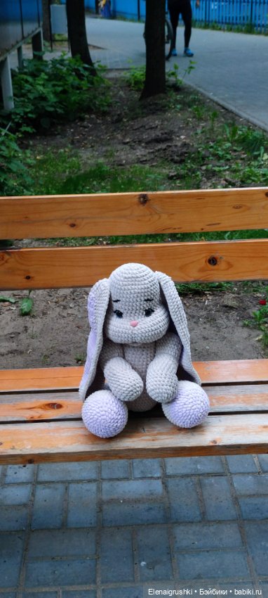 Зайка на прогулке — Вязаные игрушки и амигуруми: крючком