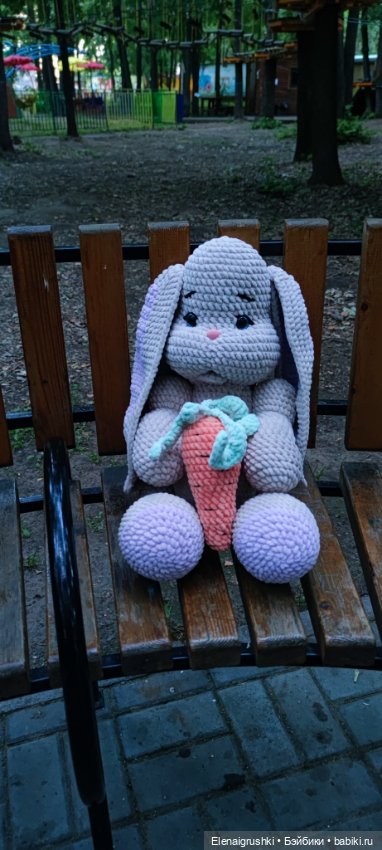Зайка на прогулке — Вязаные игрушки и амигуруми: крючком
