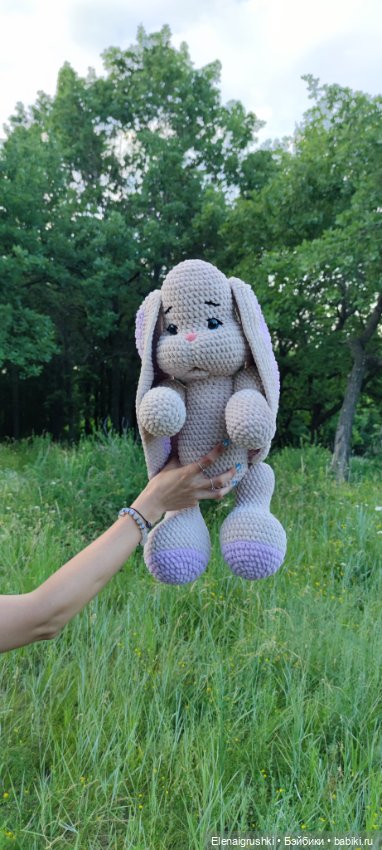 Зайка на прогулке — Вязаные игрушки и амигуруми: крючком