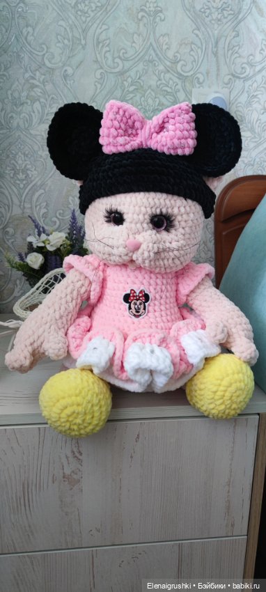 Кошечка в образе Минни Маус (фото 2)