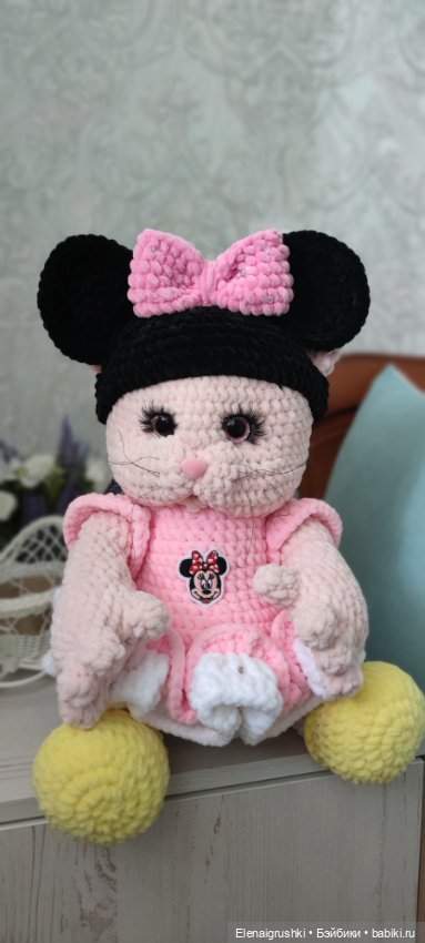 Кошечка в образе Минни Маус