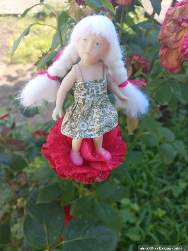 Авелия и Лилечка на прогулке