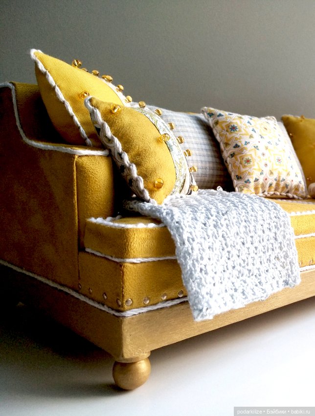 Диван, плед, подушки 1:6 — Мебель для кукол и домиков: фото (фото 6)