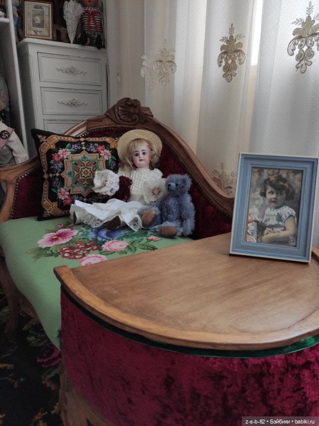 Диван для любимой куклы — Мебель для кукол и домиков: фото