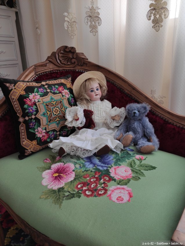 Диван для любимой куклы — Мебель для кукол и домиков: фото