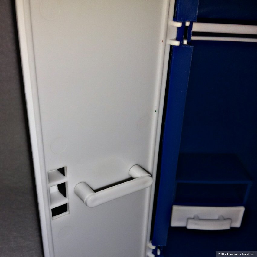 ...Кроватка, шкаф и коляска