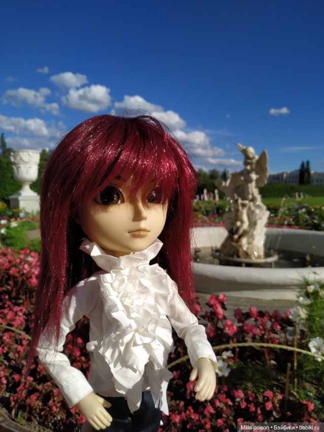 Манабу Сато гуляет по усадьбе Архангельское