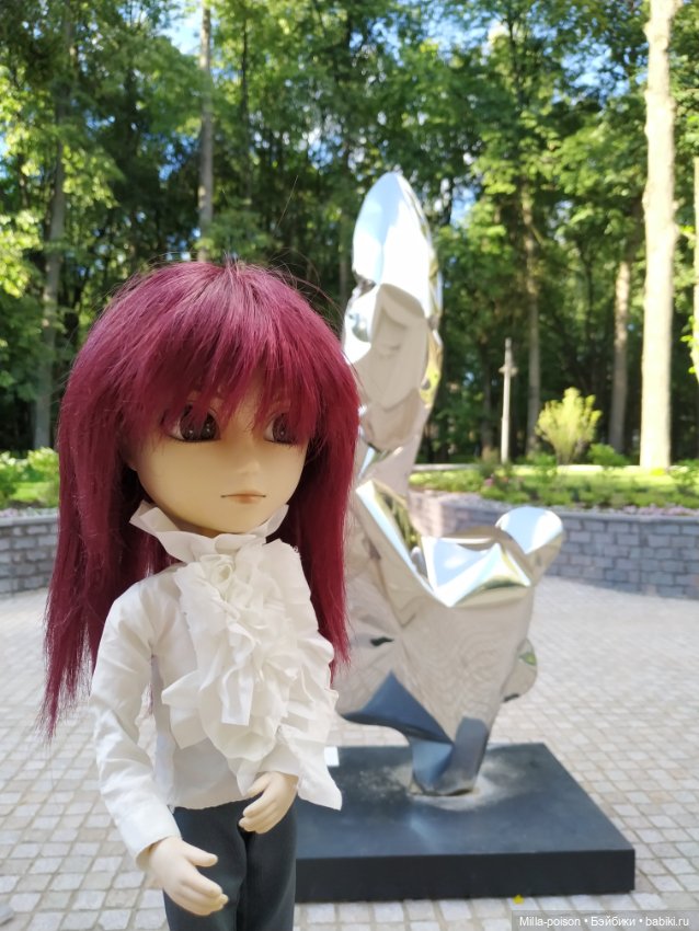 Манабу Сато гуляет по усадьбе Архангельское