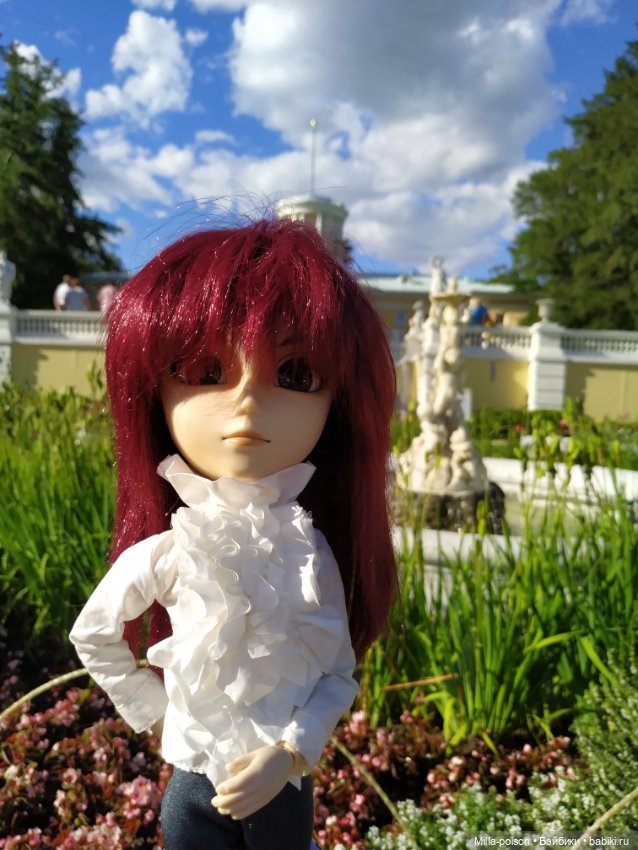 Манабу Сато гуляет по усадьбе Архангельское