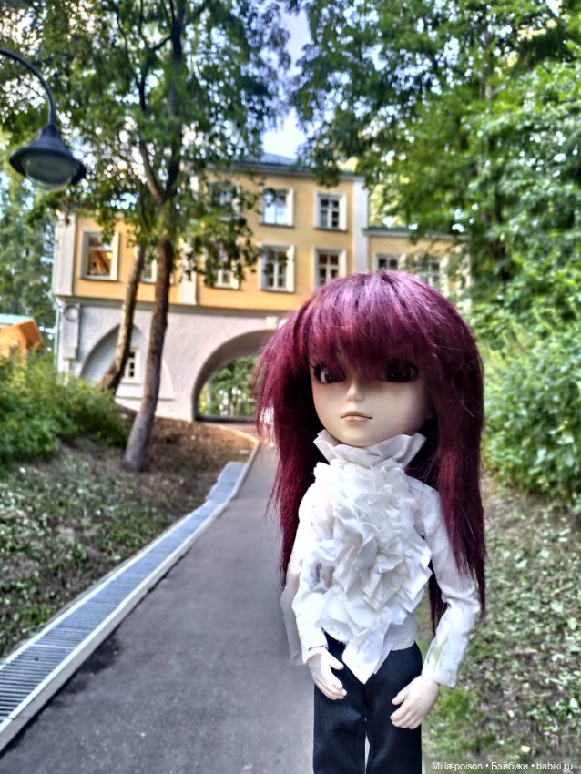 Манабу Сато гуляет по усадьбе Архангельское