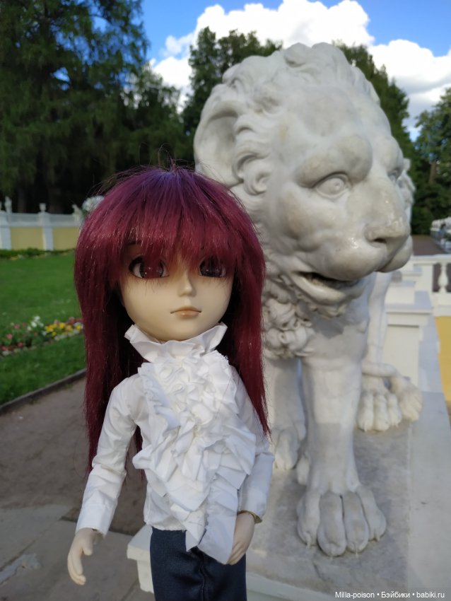 Манабу Сато гуляет по усадьбе Архангельское