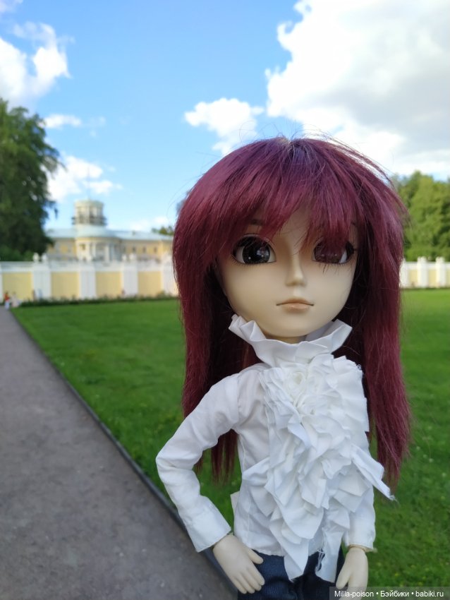 Манабу Сато гуляет по усадьбе Архангельское