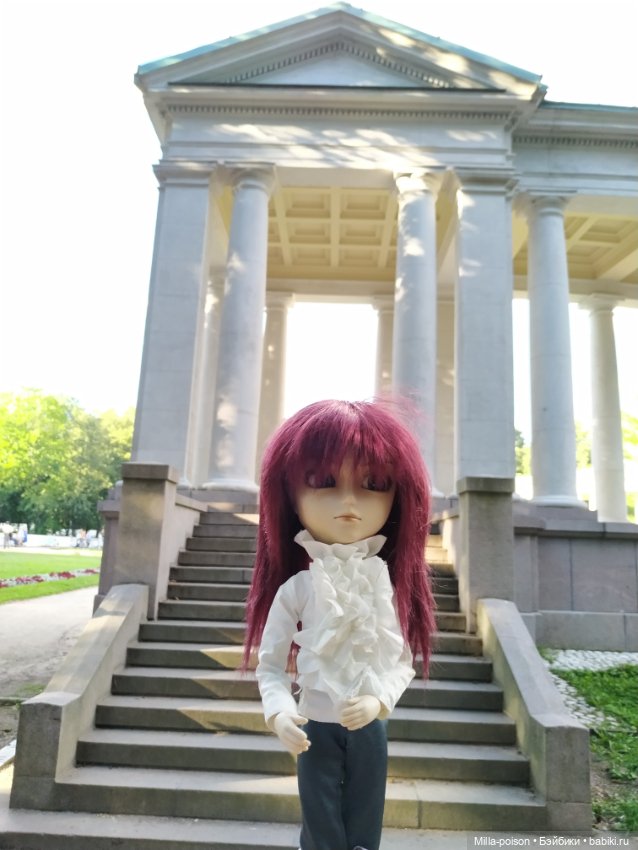 Манабу Сато гуляет по усадьбе Архангельское