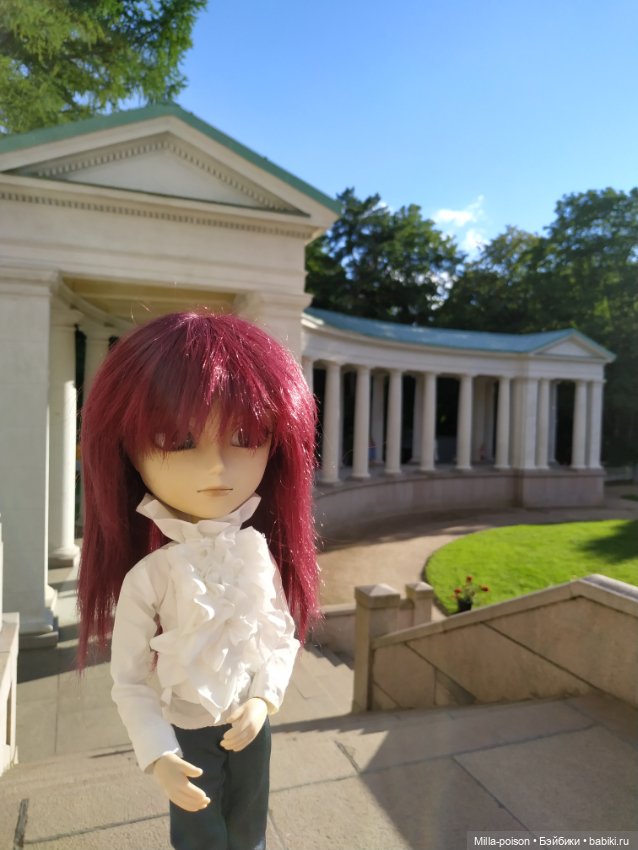 Манабу Сато гуляет по усадьбе Архангельское