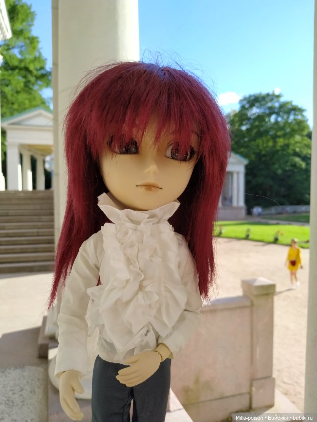 Манабу Сато гуляет по усадьбе Архангельское