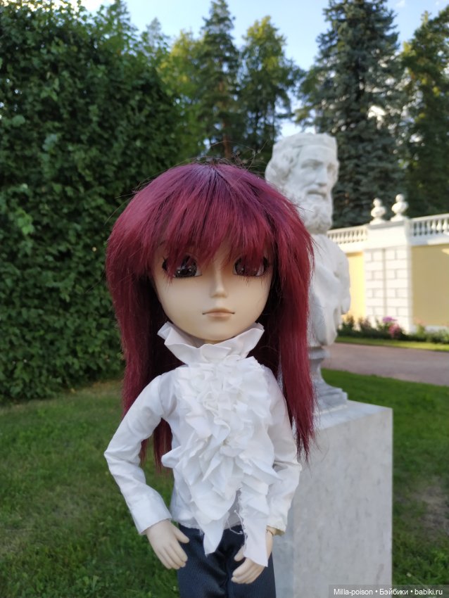 Манабу Сато гуляет по усадьбе Архангельское