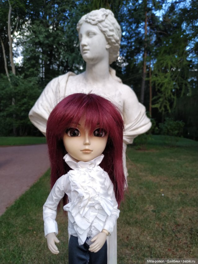 Манабу Сато гуляет по усадьбе Архангельское