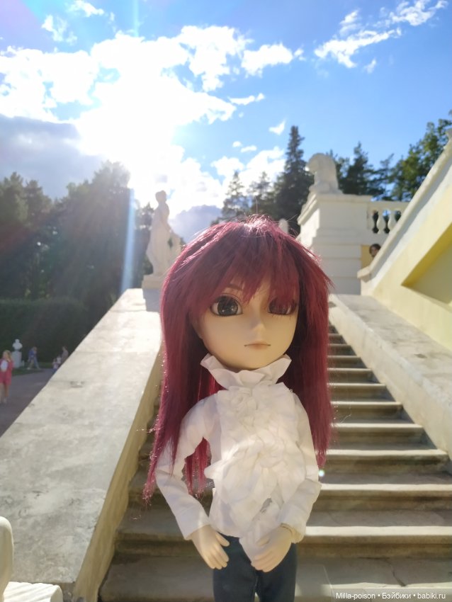 Манабу Сато гуляет по усадьбе Архангельское