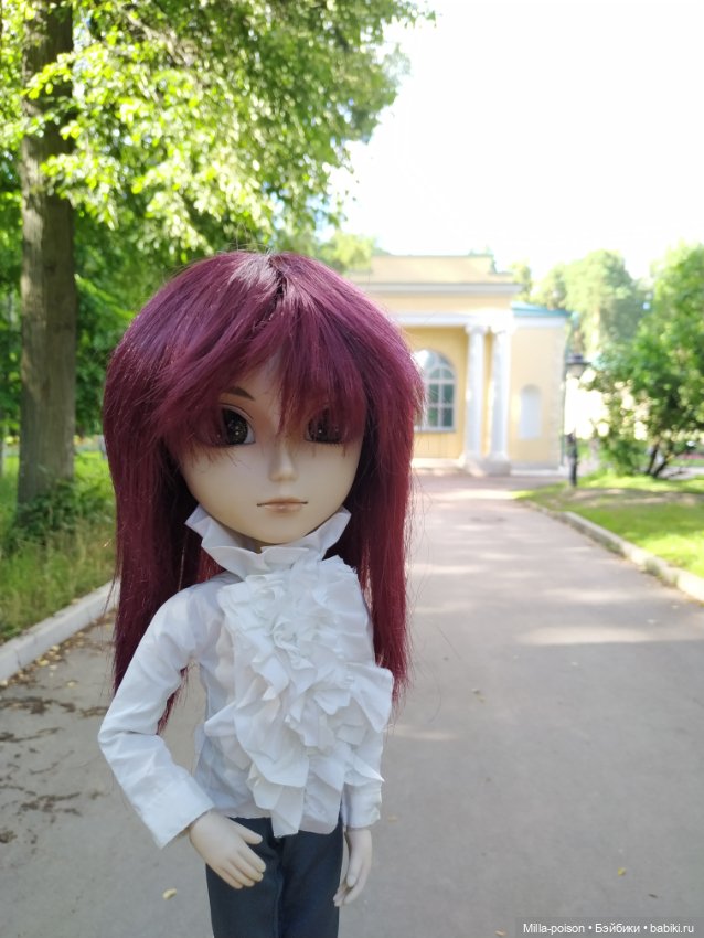 Манабу Сато гуляет по усадьбе Архангельское