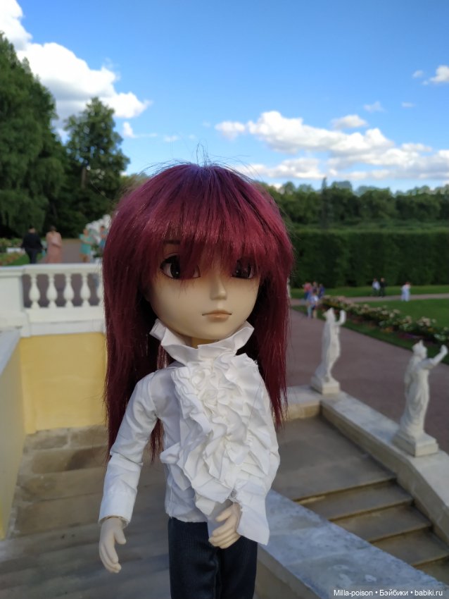 Манабу Сато гуляет по усадьбе Архангельское