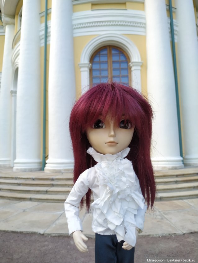 Манабу Сато гуляет по усадьбе Архангельское