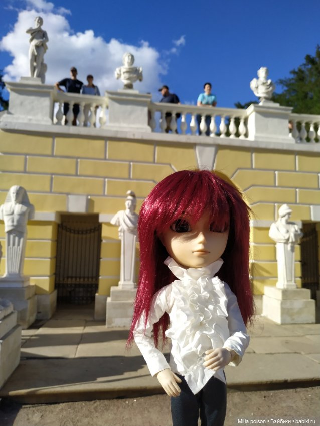 Манабу Сато гуляет по усадьбе Архангельское