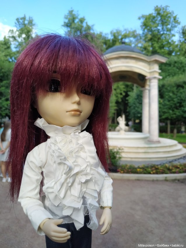 Манабу Сато гуляет по усадьбе Архангельское