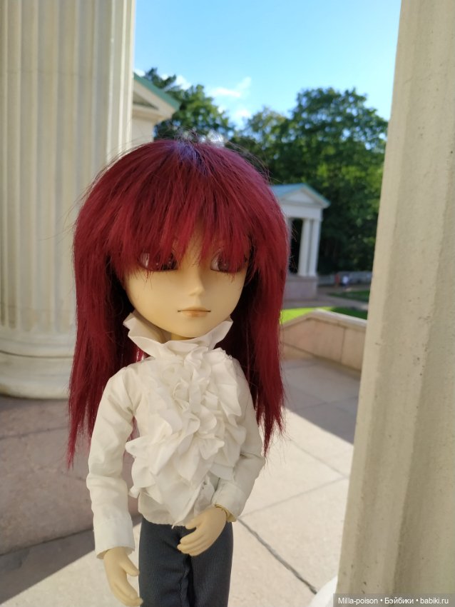 Манабу Сато гуляет по усадьбе Архангельское