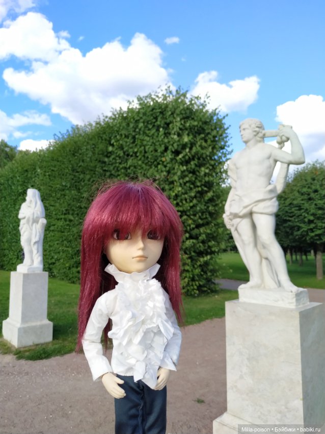 Манабу Сато гуляет по усадьбе Архангельское