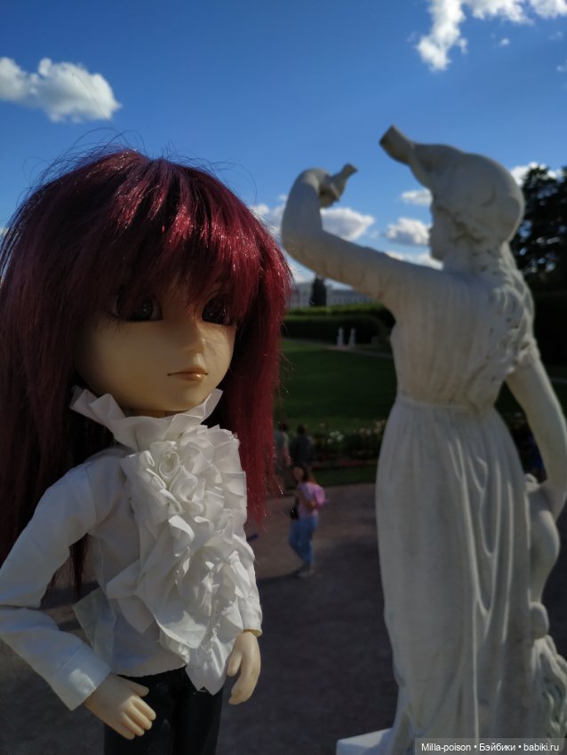 Манабу Сато гуляет по усадьбе Архангельское