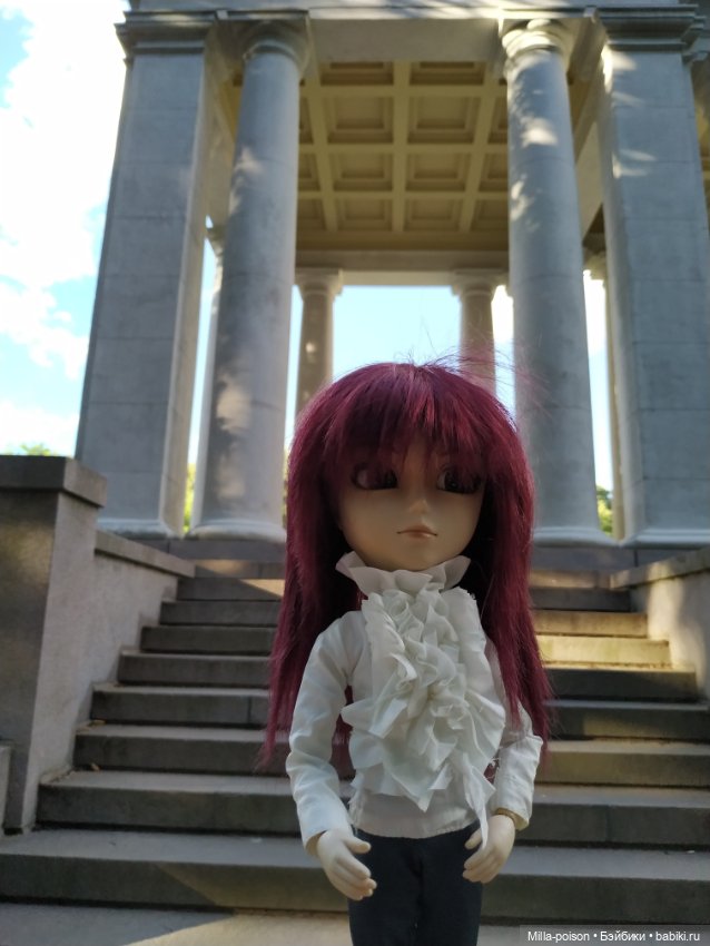 Манабу Сато гуляет по усадьбе Архангельское