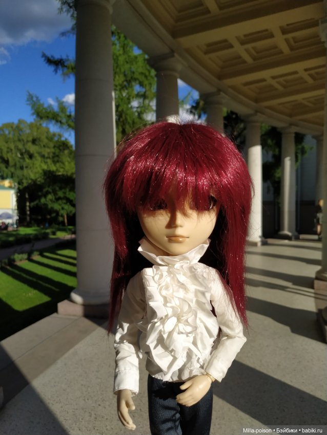 Манабу Сато гуляет по усадьбе Архангельское