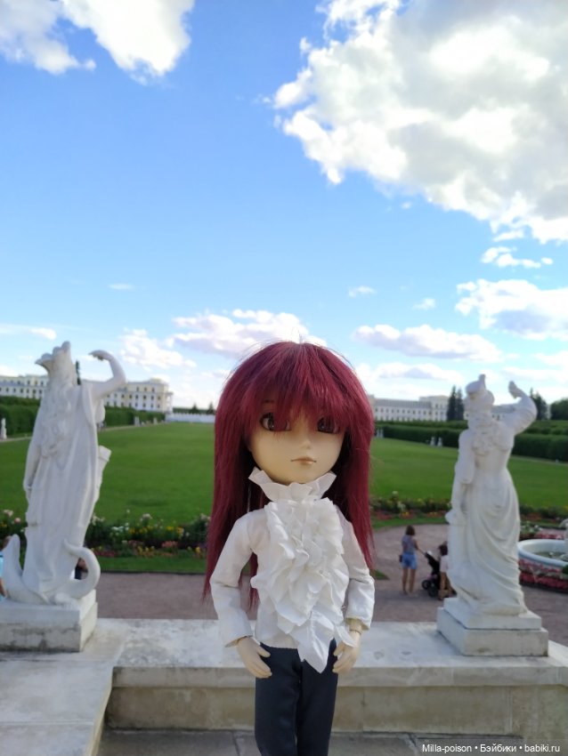 Манабу Сато гуляет по усадьбе Архангельское