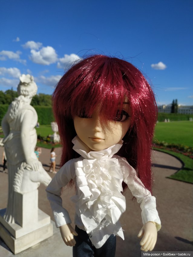 Манабу Сато гуляет по усадьбе Архангельское